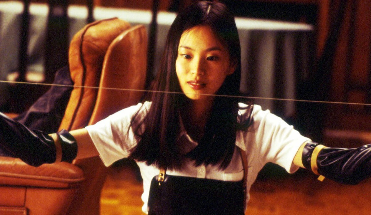 Asami holding a wire in Audition.